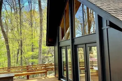 Image de Whiskey Hill Cabin a Mountain escape in Virginia Wine country.