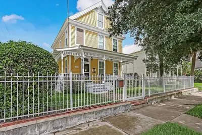 Image de Beautiful Victorian in historic downtown