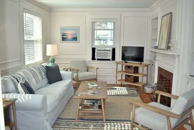 Image de Beautiful, updated 3 bedroom home with parking for 8 cars in downtown Newport