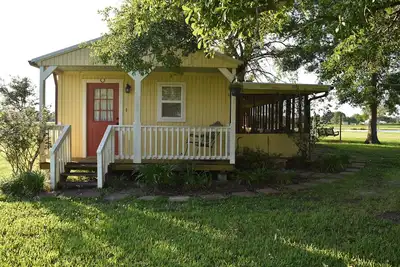 Image de \"My Playhouse\" Enjoy the country views from the wrap around screened porch