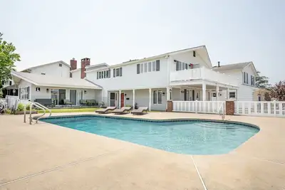Image de New! Private Pool Large Family Home / 6 Bedrooms 4 Baths / Grilling Patio