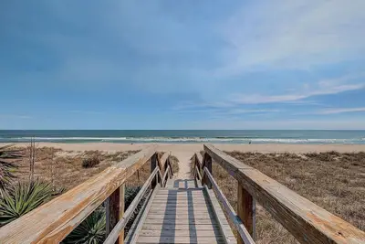 Image de Top Floor Carolina Beach Condo ☀ Private Beach Access ☀ Oceanfront Pool