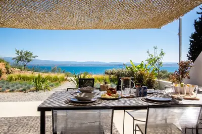 Image de Seafront villa with private beach 1hr from Athens - Mbh2