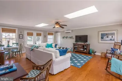 Image de Spacious Home Close to the Beach and Bay - 5 bedroom w/Separate In-Law Suite!