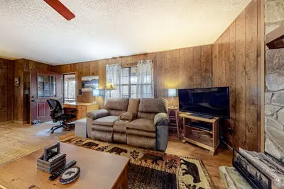 Image de Dog-friendly, creek-front getaway & private washer/dryer