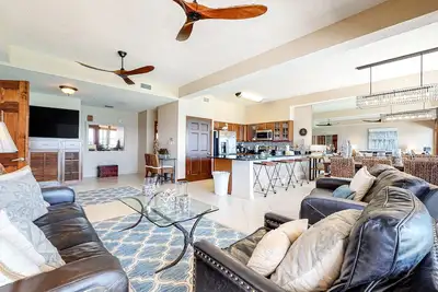 Image de Oceanfront penthouse with pool access, majestic ocean views, washer/dryer, & Ac