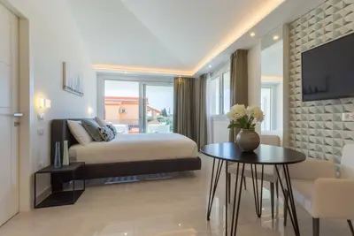 Image de Appartement \"Residence Meridian Unità 7\" près de la plage avec vue sur les montagnes, piscine, clima