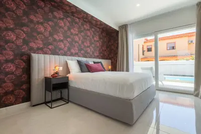 Image de Studio \"Residence Meridian Unità 3\" Près de la plage avec vue montagne, piscine et Wi-Fi
