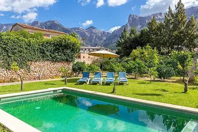 Image de Chalet Casa Futbol avec vue sur les montagnes, piscine, Wi-Fi, climatisation, terrasses et jardin