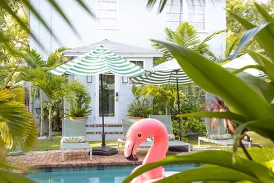 The Citrus Cottage, Sleeps 16! Heated Saltwater Pool, Fire Pit! Fabulous Decor!