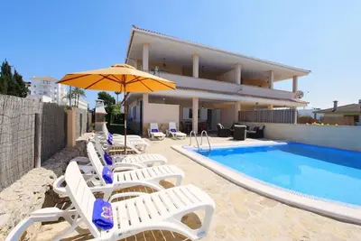 Image de Villa Jerónimo avec vue sur les montagnes, connexion Wi-Fi, piscine, jardin, terrasse et balcon