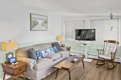 Image de Less than 100 Feet to Beach Close to Town Updated Wifi Dog Friendly Cottage