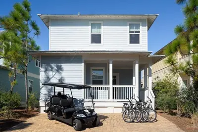 Image de 6-Seater Golf Cart & 4 Bikes! 500 Feet from Pool! Ev Charger! Walk to the Beach!