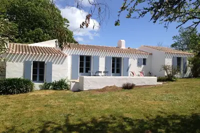 Maison baignée de soleil, jardin à l’abris des regards