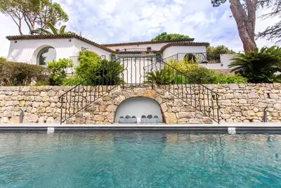 Image de Mougins : Villa d'architecte avec piscine et jardin dans un domaine privé