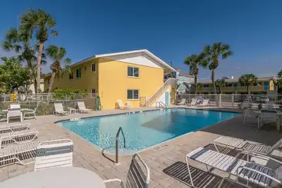 Image de Very walkable to the beach and the pool is 50 feet away.