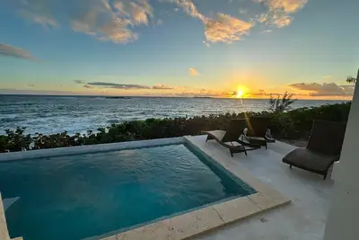 Image de Beachfront Estate wHeated Pool Directly on Pink-Sand Double Bay Beach