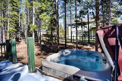 Image de Hot tub, Arcades, Forest Vibe & Close to Downtown!