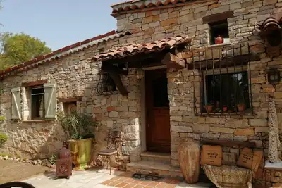 Image de Joli mas provençal avec piscine privée sur un grand terrain clos pour 6 à 8 pers