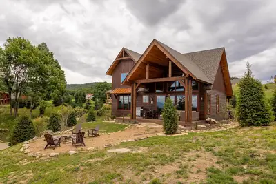 Image de Eagles Overlook -  pet friendly Eagles Nest home with pool table, views, fire pit