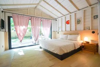 Image de Bouldin Bungalow + Minutes to Downtown - Stardust!