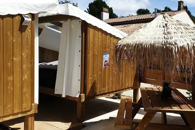Image de Proche du zoo; cabane insolite en bois les 2 chambres ont vue sur le ciel.