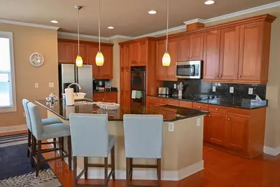 Image de 3bd/2ba with panoramic rooftop views, 1 block to the ocean!