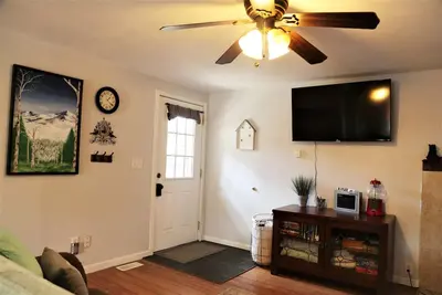 Image de Cozy Updated Townhouse with Private Deck and Mountain Views