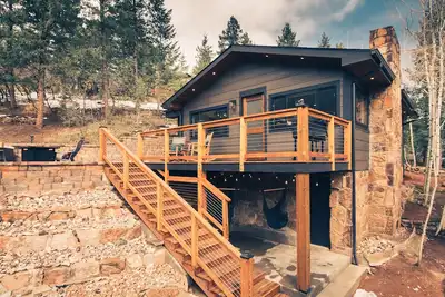 Image de Serene Modern Cabin Getaway – Hot Tub, Hiking Trails, & Hammocks
