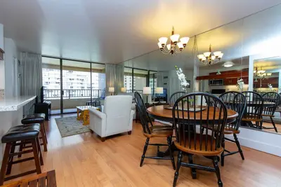 Image de Monthly Discovery Bay 1713 Ocean/City Views 1 Bd 1Ba