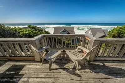 Image de Cloud Nine - A Charming Ocean View Home with Hot Tub & Fire Pit in Belle Beach!