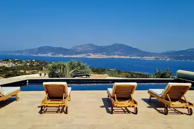 Splendid lower air-conditioned villa of 70m2 with its sea view terrace of 48m²