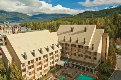 Image de Mountainside Lodge nestled inside Whistler Village