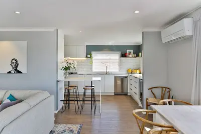 Image de Spacious private home close to Blake Park with spa