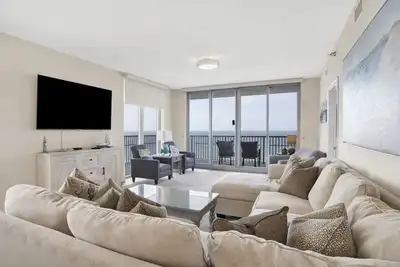 Image de Spacious Gulf-front condo w. direct beach access, great pool