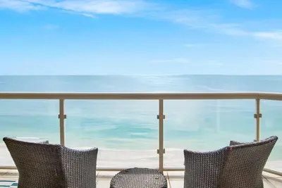 Image de Vacation in Luxury at This Beachfront Condo in Pensacola Beach!