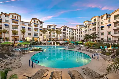 Image de Resort Style Luxury Condo with restaurants next door