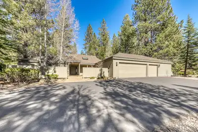 Image de Beautiful Home w/Private Hot Tub, Deck, Gas Fireplace, and Sharc Passes