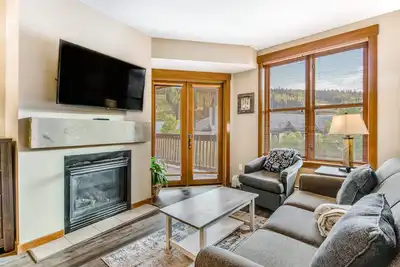 Image de Cozy Mountain Gem W/ Private Balcony, Shared Hot Tub, Walk to Lifts & Free WiFi