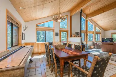 Image de Bear Cub Cabin_Shuffleboard, Arcade, Fast Wifi, Smart Tv's/Cable +Hoa Amenity(Gym/HotTub)