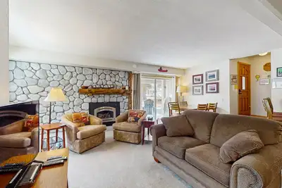 Image de Dog-Friendly House w/Shared Hot Tub, WiFi, Patio, W/D - Steps From Walking Trail