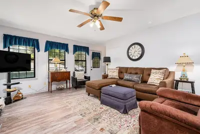 Image de Dog-friendly getaway with WiFi, gas fireplace, & washer\/dryer