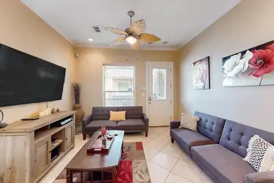 Image de Half a Block to the Beach Condo w/ Ac, WiFi, Private Laundry & Shared Pool