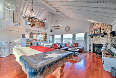 Image de Spacious Getaway ~ 12 Acres, Views, & Hot Tub!