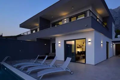Image de Maison de vacances Makarska pour 1 - 9 personnes avec 3 chambres à coucher - Maison jumelée