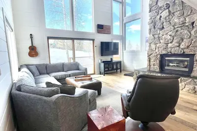 Image de Gorgeous Home + Close to Skiing + Garage + Private dry sauna