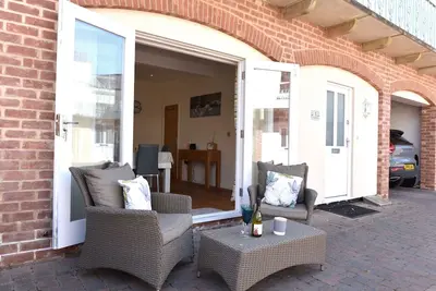 Image de Tranquil cottage with outside terrace and undercover parking