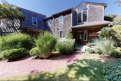 Image de A secluded 4 Br/3 Bath sanctuary surrounded by trees w/ large private pool
