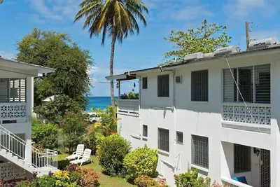 Image de Ocean view - Fabulous Location Metres From Beach!