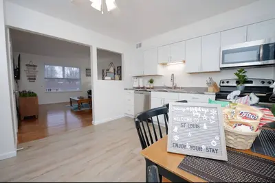 Image de Sunny SparkingClean King bed Apt- CreveCoeurPark